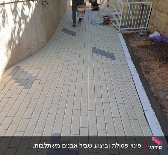 עבודת ריצוף חוץ באבנים משתלבות בשביל גינה
